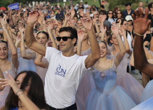 IPA88503084 - A spectacular conclusion to Dance Week, with Roberto Bolle leading the OnDance parade—a wave of thousands of dancers, accompanied by music and movement—that wound its way through Sempione Park all the way to the walls of Sforza Castle.  Copyright: xLucaxPontix xLucaxPonti xIpaxagencyx IPA88503084