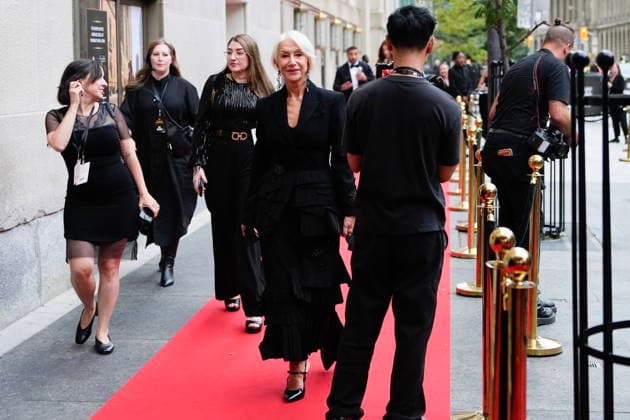 September 13, 2026, Toronto, On, CAN: Dame Helen Mirren walks to the red carpet for the TIFF Tribute Awards at the Toronto International Film Festival, in Toronto, on Sunday, Sept. 13, 2026. Toronto CAN  - ZUMAc35_ 20260913_zaf_c35_156 Copyright: xChrisxYoungx