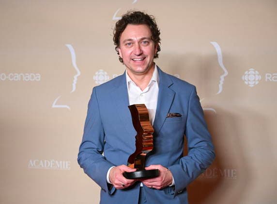 September 13, 2026, Montreal, Pq, CANADA: Benoit McInnis holds up his trophy at the Gala Gemeaux awards ceremony in Montreal, on Sunday, Sept. 13, 2026. Montreal CANADA  - ZUMAc35_ 20260913_zaf_c35_194 Copyright: xGrahamxHughesx