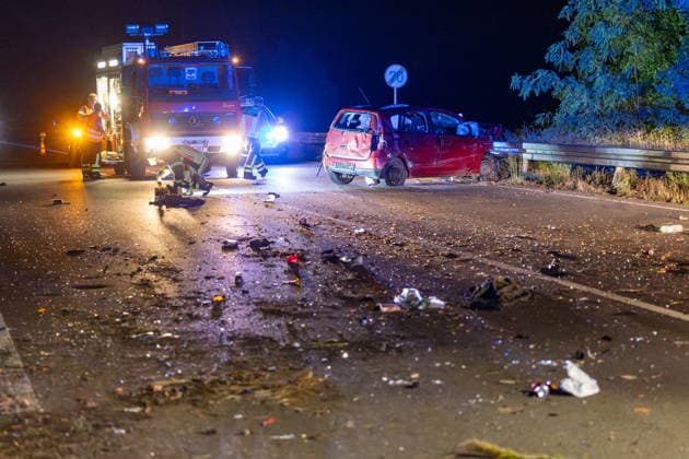 Tödlicher Alleinunfall auf Bundesstraße Ein 30-jähriger Mann aus Griesheim kam am 13.09.2026 gegen 22:15 Uhr auf der Bundesstraße 47 bei Bürstadt im Kreis Bergstraße ums Leben. Er befuhr die B47 von Lampertheim-Rosengarten kommend in Richtung Lorsch, als sein Pkw aus bisher ungeklärter Ursache mit der linken Leitplanke kollidierte. Der Fahrer erlitt tödliche Verletzungen, am Fahrzeug entstand Totalschaden. Zur Absuche nach möglichen weiteren Insassen wurden ein Polizeihubschrauber und die Freiwillige Feuerwehr Bürstadt eingesetzt. Die Staatsanwaltschaft beauftragte einen Sachverständigen mit der Klärung des Unfallhergangs. Bürstadt B 47 Hessen Deutschland