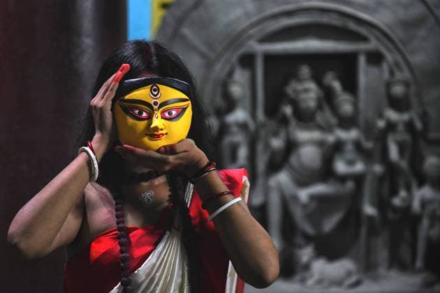 Agomoni Concept Photo Shoot at Kolkata, India - 12 Sep 26 Fashion model, Priya Aritri wearing a traditional Indian saree and holding a clay face of the Durga idol, poses for an Agomoni Concept photo shoot at a Royal Mansion in Kolkata, India. Priya Aritri, a fashion model and influencer in the Bengali fashion and television industry is collaborating with the Photo Series in promoting Durga Puja. The Photo Series is organized by a group of photographers aiming to document and promote the pre-festive mood ahead of the biggest Hindu festival, Durga Puja. Kolkata India Copyright: xAvishekxDasx xSOPAxImagesx Avishek-Das-1450044