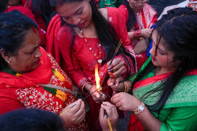 Women Perform Rituals at Pashupatinath on Teej - Kathmandu Hindu women gather at Pashupatinath Temple to offer prayers and perform religious rituals dedicated to Lord Shiva during Haritalika Teej in Kathmandu, Nepal, on September 14, 2026. Many women observe a fast and wear traditional red attire as they celebrate the festival. Photo by Sunii Pradhan ABACAPRESS.COM Nepal  Copyright: xSuniixPradhan ABACAx