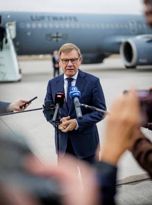 Johann Wadephul (CDU), Bundesaussenminister, aufgenommen bei einem Statement vor seinem Abflug nach Ungarn. Fotografiert im Auftrag des Auswaertigen Amtes Berlin Deutschland Copyright: xThomasxKoehlerx