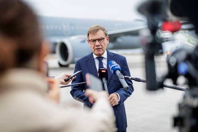 Johann Wadephul (CDU), Bundesaussenminister, aufgenommen bei einem Statement vor seinem Abflug nach Ungarn. Fotografiert im Auftrag des Auswaertigen Amtes Berlin Deutschland Copyright: xThomasxKoehlerx