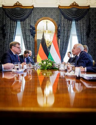 Johann Wadephul (CDU), Bundesaussenminister, aufgenommen im Rahmen seiner Reise nach Ungarn. Hier mit dem Staatspraesidenten von Ungarn, Andras Baka, im Palais Sandor. Fotografiert im Auftrag des Auswaertigen Amtes Budapest Ungarn
