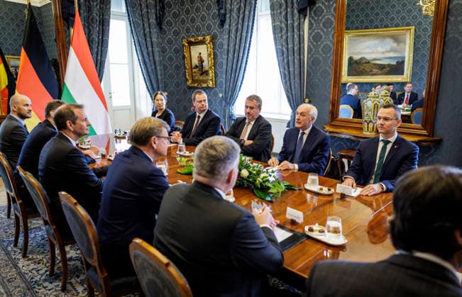 Johann Wadephul (CDU), Bundesaussenminister, aufgenommen im Rahmen seiner Reise nach Ungarn. Hier mit dem Staatspraesidenten von Ungarn, Andras Baka, im Palais Sandor. Fotografiert im Auftrag des Auswaertigen Amtes Budapest Ungarn