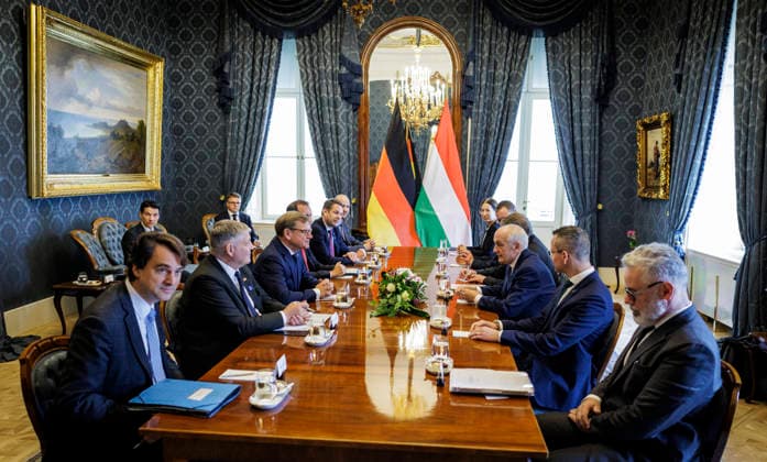 Johann Wadephul (CDU), Bundesaussenminister, aufgenommen im Rahmen seiner Reise nach Ungarn. Hier mit dem Staatspraesidenten von Ungarn, Andras Baka, im Palais Sandor. Fotografiert im Auftrag des Auswaertigen Amtes Budapest Ungarn