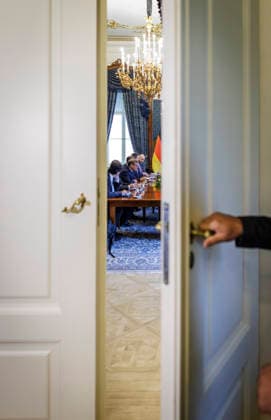 Johann Wadephul (CDU), Bundesaussenminister, aufgenommen im Rahmen seiner Reise nach Ungarn. Hier mit dem Staatspraesidenten von Ungarn, Andras Baka, im Palais Sandor. Fotografiert im Auftrag des Auswaertigen Amtes Budapest Ungarn