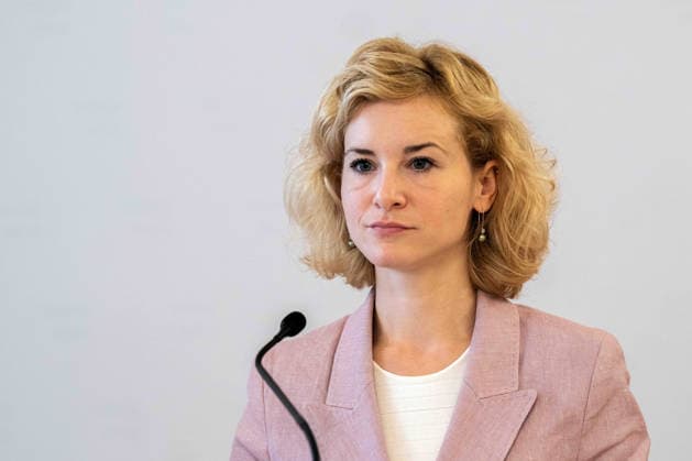 2026-09-14-Pressekonferenz Studienpräsentation Bundesministerin für Frauen, Wissenschaft und Forschung Eva-Maria Holzleitner (SPÖ) am 14. September 2026 bei der Pressekonferenz zur Präsentation der Ergebnisse der neuen FORBA-Studie Frauen in Aufsichtsräten im Palais Dietrichstein in Wien, Wien, Österreich.