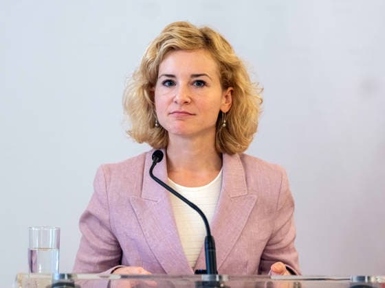 2026-09-14-Pressekonferenz Studienpräsentation Bundesministerin für Frauen, Wissenschaft und Forschung Eva-Maria Holzleitner (SPÖ) am 14. September 2026 bei der Pressekonferenz zur Präsentation der Ergebnisse der neuen FORBA-Studie Frauen in Aufsichtsräten im Palais Dietrichstein in Wien, Wien, Österreich.