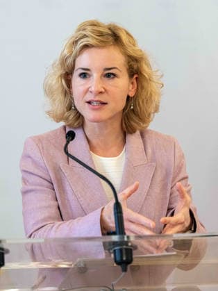 2026-09-14-Pressekonferenz Studienpräsentation Bundesministerin für Frauen, Wissenschaft und Forschung Eva-Maria Holzleitner (SPÖ) am 14. September 2026 bei der Pressekonferenz zur Präsentation der Ergebnisse der neuen FORBA-Studie Frauen in Aufsichtsräten im Palais Dietrichstein in Wien, Wien, Österreich.