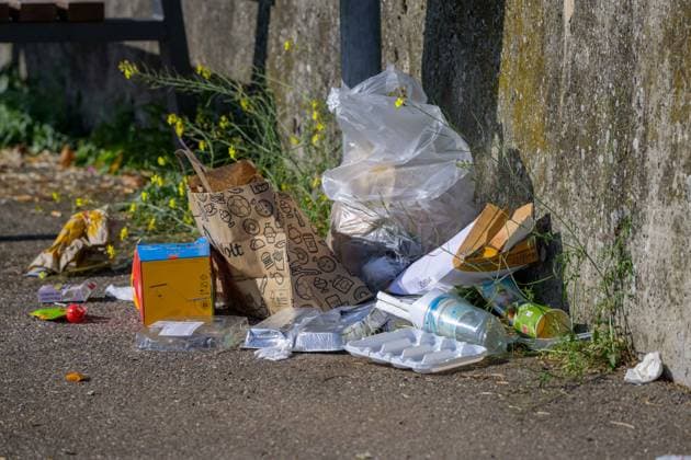 Müll an einer Mauer am Rheinufer , Wörth am Rhein, Deutschland 14.09.2026: Plastiktüten, Verpackungen, Flaschen und Kartons liegen achtlos entsorgt an einer Betonmauer am Rheinufer. Symbolbild für Littering und illegale Müllentsorgung.