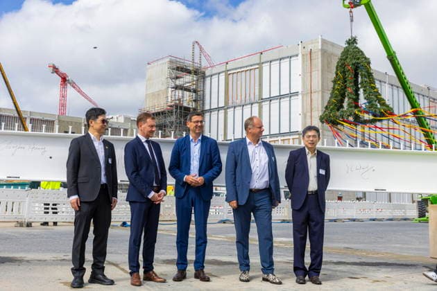 Richtfest ESMC Chipfabrik Dresden Richtfest ESMC Chipfabrik Dresden, Ching-Kun (C.K.) Huang (l-r), Geschäftsführer (Fab Director) der European Semiconductor Manufacturing Company (ESMC), Michael Kretschmer (CDU), Ministerpräsident von Sachsen, Christian Koitzsch, Präsident der European Semiconductor Manufacturing Company (ESMC), Dirk Hilbert (FDP), Oberbürgermeister der Stadt Dresden, und Y.L. Wang, Senior Vice President, Operations von TSMC, Dresden Sachsen Deutschland