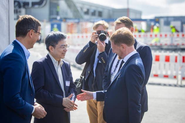 Richtfest ESMC Chipfabrik Dresden Richtfest ESMC Chipfabrik Dresden Christian Koitzsch, Präsident der European Semiconductor Manufacturing Company (ESMC), Y.L. Wang, Senior Vice President, Operations von TSMC, Michael Kretschmer (CDU), Ministerpräsident von Sachsen Dresden Sachsen Deutschland