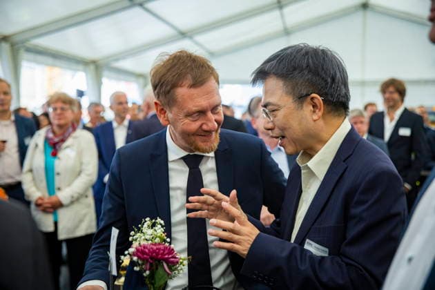 Richtfest ESMC Chipfabrik Dresden Richtfest ESMC Chipfabrik Dresden Michael Kretschmer (CDU), Ministerpräsident von Sachsen, Ching-Kun (C.K.) Huang (l-r), Geschäftsführer (Fab Director) der European Semiconductor Manufacturing Company (ESMC), Dirk Hilbert (FDP), Oberbürgermeister der Stadt Dresden Dresden Sachsen Deutschland