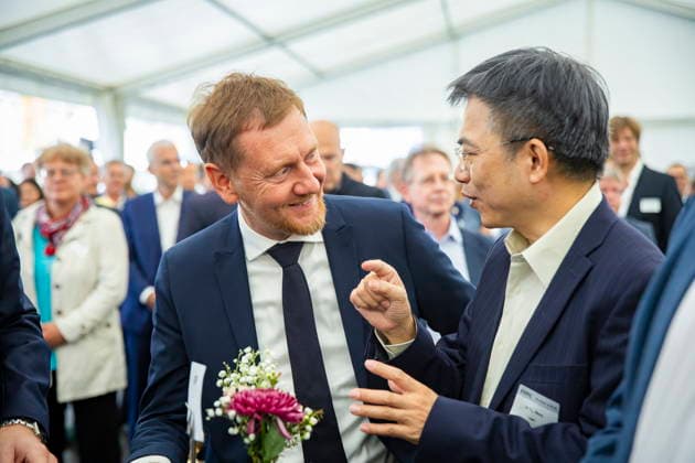 Richtfest ESMC Chipfabrik Dresden Richtfest ESMC Chipfabrik Dresden Michael Kretschmer (CDU), Ministerpräsident von Sachsen, Ching-Kun (C.K.) Huang (l-r), Geschäftsführer (Fab Director) der European Semiconductor Manufacturing Company (ESMC), Dirk Hilbert (FDP), Oberbürgermeister der Stadt Dresden Dresden Sachsen Deutschland