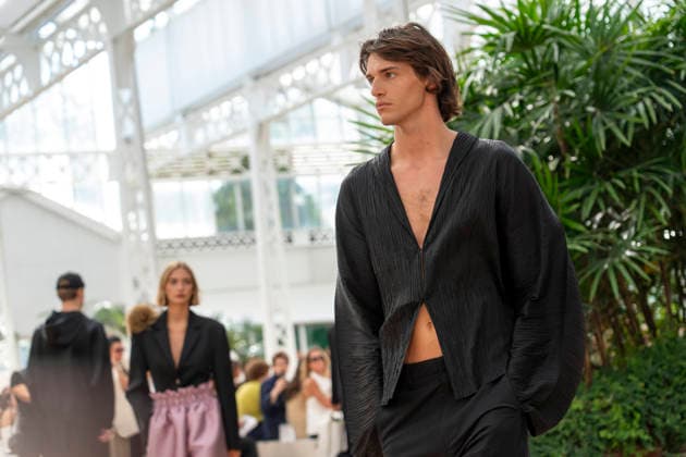 Models present creations from Adolfo Dominguez s Croma collection for spring-summer 2027 during Mercedes-Benz Fashion Week Madrid. Under the creative direction of Tiziana Domínguez, the Galician label, marking its 50th anniversary, remained faithful to its signature codes, showing pronounced asymmetry, scarves worked into both menswear and womenswear, sequins and textile appliques, alongside organic cotton denim dyed in tangerine tones and mini-pleated men s trousers. September 14,2026. (202609141069)