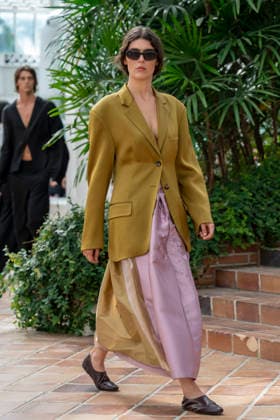 Models present creations from Adolfo Dominguez s Croma collection for spring-summer 2027 during Mercedes-Benz Fashion Week Madrid. Under the creative direction of Tiziana Domínguez, the Galician label, marking its 50th anniversary, remained faithful to its signature codes, showing pronounced asymmetry, scarves worked into both menswear and womenswear, sequins and textile appliques, alongside organic cotton denim dyed in tangerine tones and mini-pleated men s trousers. September 14,2026. (20260914961)