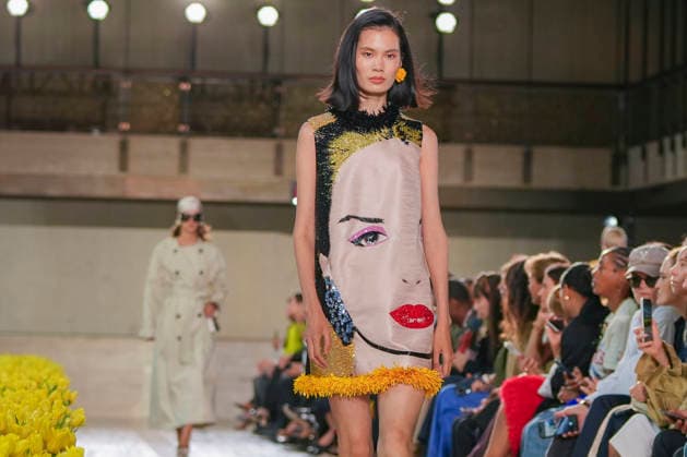A model walks the runway wearing a garment from the Carolina Herrera fashion brand at New York Fashion Week, United States, 14 September 2026. The American brand celebrated its 45th anniversary at New York Fashion Week with a new collection by its creative director, Wes Gordon, who remained true to the brand’s signature style. The Carolina Herrera brand celebrates 45 years of fashion that remains true to its signature style !ACHTUNG: NUR REDAKTIONELLE NUTZUNG!  Copyright: xAngelxColmenaresx AME7420 20260915-55021400701_1