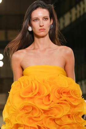 A model walks the runway wearing a garment from the Carolina Herrera fashion brand at New York Fashion Week, United States, 14 September 2026. The American brand celebrated its 45th anniversary at New York Fashion Week with a new collection by its creative director, Wes Gordon, who remained true to the brand’s signature style. The Carolina Herrera brand celebrates 45 years of fashion that remains true to its signature style !ACHTUNG: NUR REDAKTIONELLE NUTZUNG!  Copyright: xAngelxColmenaresx AME7428 20260915-55021400702_1