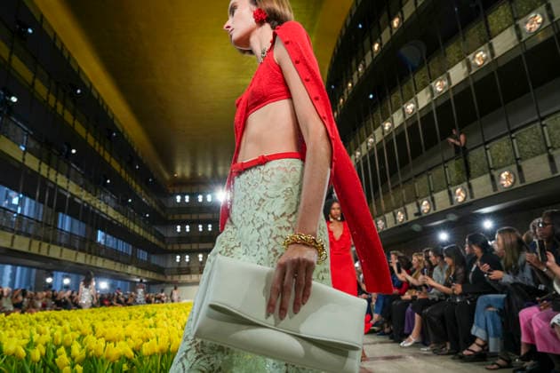 A model walks the runway wearing a garment from the Carolina Herrera fashion brand at New York Fashion Week, United States, 14 September 2026. The American brand celebrated its 45th anniversary at New York Fashion Week with a new collection by its creative director, Wes Gordon, who remained true to the brand’s signature style. The Carolina Herrera brand celebrates 45 years of fashion that remains true to its signature style !ACHTUNG: NUR REDAKTIONELLE NUTZUNG!  Copyright: xAngelxColmenaresx AME7430 20260915-55021400703_1