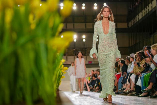 A model walks the runway wearing a garment from the Carolina Herrera fashion brand at New York Fashion Week, United States, 14 September 2026. The American brand celebrated its 45th anniversary at New York Fashion Week with a new collection by its creative director, Wes Gordon, who remained true to the brand’s signature style. The Carolina Herrera brand celebrates 45 years of fashion that remains true to its signature style !ACHTUNG: NUR REDAKTIONELLE NUTZUNG!  Copyright: xAngelxColmenaresx AME7431 20260915-55021400704_1
