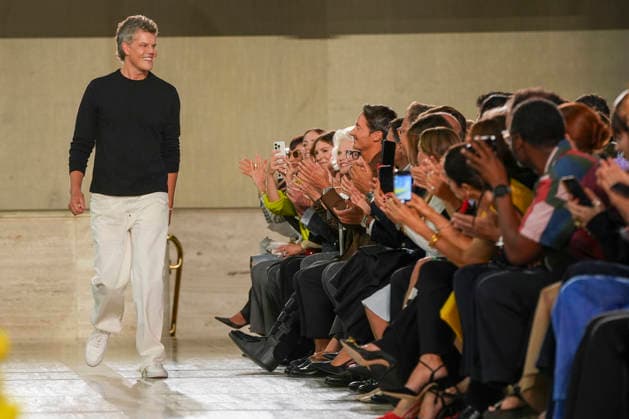 Creative director Wes Gordon reacts during her fashion show at New York Fashion Week, United States, 14 September 2026. The American brand celebrated its 45th anniversary at New York Fashion Week with a new collection by Gordon, who remained true to the brand s signature style. The Carolina Herrera brand celebrates 45 years of fashion that remains true to its signature style !ACHTUNG: NUR REDAKTIONELLE NUTZUNG!  Copyright: xAngelxColmenaresx AME7435 20260915-55021400707_1