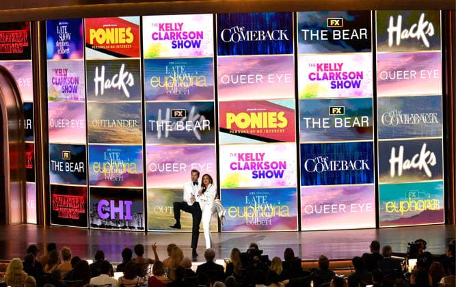 (L-R) Andrew Rannells and Mariska Hargitay perform on stage during the 78th annual Primetime Emmy Awards at the Peacock Theater in Los Angeles on Monday, September 14, 2026.  LAP20260914117 JIMxRUYMEN