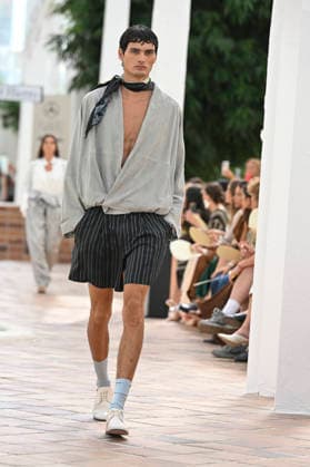 Pedro del Hierro - Mercedes Benz Fashion Week Madrid, Spain - 14 Sep 2026 A model parades with Pedro del Hierro design during the Mercedes Benz Fashion Week Madrid at Cibeles Palace in Madrid. Madrid Spain Copyright: xAtilanoxGarciax xSOPAxImagesx PHOTO07325