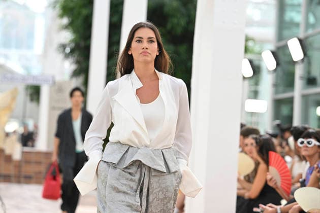 Pedro del Hierro - Mercedes Benz Fashion Week Madrid, Spain - 14 Sep 2026 A model parades with Pedro del Hierro design during the Mercedes Benz Fashion Week Madrid at Cibeles Palace in Madrid. Madrid Spain Copyright: xAtilanoxGarciax xSOPAxImagesx PHOTO07328