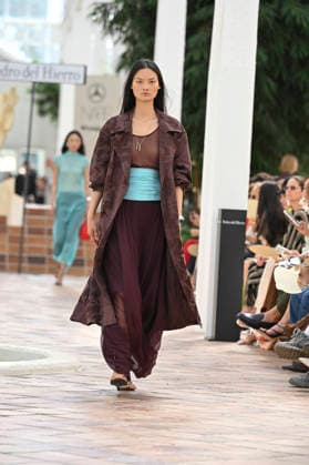 Pedro del Hierro - Mercedes Benz Fashion Week Madrid, Spain - 14 Sep 2026 A model parades with Pedro del Hierro design during the Mercedes Benz Fashion Week Madrid at Cibeles Palace in Madrid. Madrid Spain Copyright: xAtilanoxGarciax xSOPAxImagesx PHOTO07350