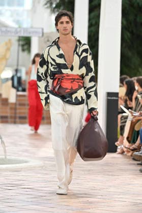 Pedro del Hierro - Mercedes Benz Fashion Week Madrid, Spain - 14 Sep 2026 A model parades with Pedro del Hierro design during the Mercedes Benz Fashion Week Madrid at Cibeles Palace in Madrid. Madrid Spain Copyright: xAtilanoxGarciax xSOPAxImagesx PHOTO07359