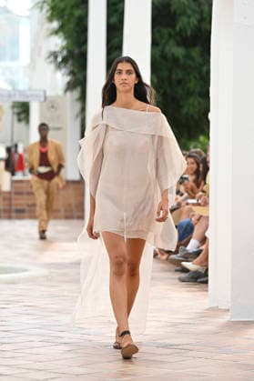 Pedro del Hierro - Mercedes Benz Fashion Week Madrid, Spain - 14 Sep 2026 A model parades with Pedro del Hierro design during the Mercedes Benz Fashion Week Madrid at Cibeles Palace in Madrid. Madrid Spain Copyright: xAtilanoxGarciax xSOPAxImagesx PHOTO07363