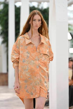 Pedro del Hierro - Mercedes Benz Fashion Week Madrid, Spain - 14 Sep 2026 A model parades with Pedro del Hierro design during the Mercedes Benz Fashion Week Madrid at Cibeles Palace in Madrid. Madrid Spain Copyright: xAtilanoxGarciax xSOPAxImagesx PHOTO07369
