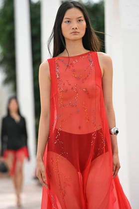 Pedro del Hierro - Mercedes Benz Fashion Week Madrid, Spain - 14 Sep 2026 A model parades with Pedro del Hierro design during the Mercedes Benz Fashion Week Madrid at Cibeles Palace in Madrid. Madrid Spain Copyright: xAtilanoxGarciax xSOPAxImagesx PHOTO07402