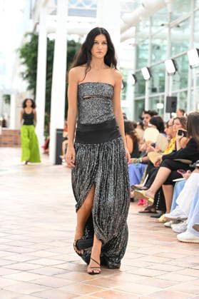Pedro del Hierro - Mercedes Benz Fashion Week Madrid, Spain - 14 Sep 2026 A model parades with Pedro del Hierro design during the Mercedes Benz Fashion Week Madrid at Cibeles Palace in Madrid. Madrid Spain Copyright: xAtilanoxGarciax xSOPAxImagesx PHOTO07417