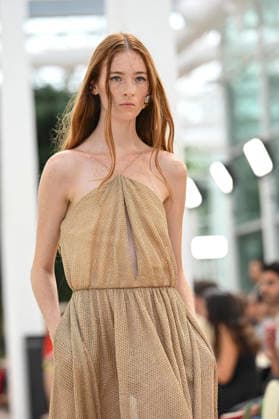 Pedro del Hierro - Mercedes Benz Fashion Week Madrid, Spain - 14 Sep 2026 A model parades with Pedro del Hierro design during the Mercedes Benz Fashion Week Madrid at Cibeles Palace in Madrid. Madrid Spain Copyright: xAtilanoxGarciax xSOPAxImagesx PHOTO07425