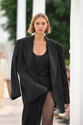 Pedro del Hierro - Mercedes Benz Fashion Week Madrid, Spain - 14 Sep 2026 A model parades with Pedro del Hierro design during the Mercedes Benz Fashion Week Madrid at Cibeles Palace in Madrid. Madrid Spain Copyright: xAtilanoxGarciax xSOPAxImagesx PHOTO07430