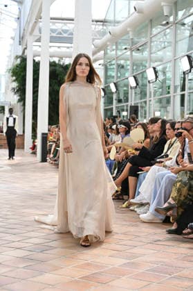 Pedro del Hierro - Mercedes Benz Fashion Week Madrid, Spain - 14 Sep 2026 A model parades with Pedro del Hierro design during the Mercedes Benz Fashion Week Madrid at Cibeles Palace in Madrid. Madrid Spain Copyright: xAtilanoxGarciax xSOPAxImagesx PHOTO07435