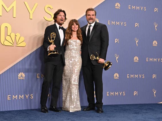 78th Primetime Emmy Awards - Press Room Jason Bateman, Linda Cardellini and David Harbour in the press room at the 78th Primetime Emmy Awards held at the Peacock Theater on September 14, 2026 in Los Angeles, California. Los Angeles Peacock Theater California USA Copyright: xTammiexArroyo AFF-USA.comx
