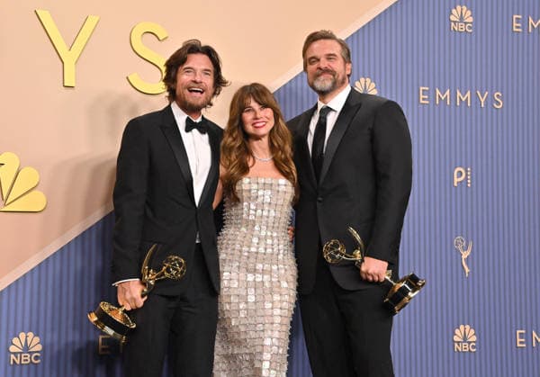 78th Primetime Emmy Awards - Press Room Jason Bateman, Linda Cardellini and David Harbour in the press room at the 78th Primetime Emmy Awards held at the Peacock Theater on September 14, 2026 in Los Angeles, California. Los Angeles Peacock Theater California USA Copyright: xTammiexArroyo AFF-USA.comx