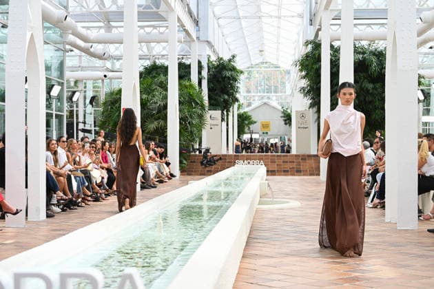 Simorra - Mercedes Benz Fashion Week Madrid, Spain - sep 2026 A model parades with Simorra design during Mercedes Benz Fashion Week Madrid Cibeles Palace in Madrid, 14 of February of 2026 Spain Madrid Spain Copyright: xAtilanoxGarciax xSOPAxImagesx PHOTO07596