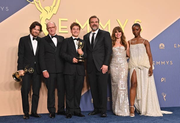 78th Primetime Emmy Awards - Press Room Jason Bateman, Richard Jenkins, Arlan Ruf, David Harbour, Linda Cardellini and Joy Sunday in the press room at the 78th Primetime Emmy Awards held at the Peacock Theater on September 14, 2026 in Los Angeles, California. Los Angeles Peacock Theater California USA Copyright: xTammiexArroyo AFF-USA.comx