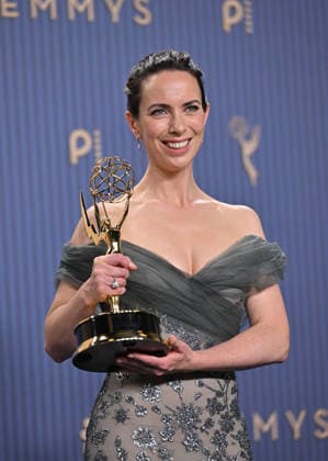Kate O Flynn holds the Emmy for Outstanding Supporting Actress in a Comedy Series for Widow s Bay, backstage during the 78th annual Primetime Emmy Awards at the Peacock Theater in Los Angeles on Monday, September 14, 2026.  LAP20260914231 CHRISxCHEW