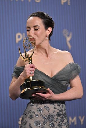 Kate O Flynn holds the Emmy for Outstanding Supporting Actress in a Comedy Series for Widow s Bay, backstage during the 78th annual Primetime Emmy Awards at the Peacock Theater in Los Angeles on Monday, September 14, 2026.  LAP20260914232 CHRISxCHEW