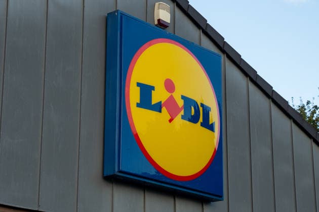 Das Logo des Lebensmitteldiscounters Lidl an einer Filiale. Am 15. September 2026 verhandelt das Brandenburgische Oberlandesgericht eine Klage des Verbraucherzentrale Bundesverbands gegen Lidl. Im Mittelpunkt des Verfahrens steht die Frage, ob Verbraucher benachteiligt werden, wenn bestimmte Rabatte ausschließlich über die Lidl-Plus-App erhältlich sind. Symbolbild, Symbolfoto Copyright: xSvenxHeidmannx