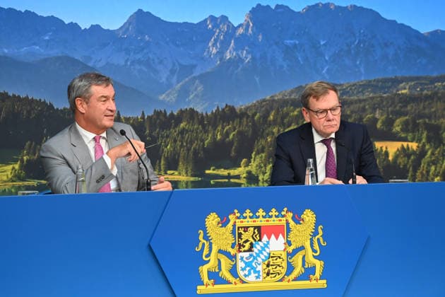 v.li: Markus SOEDER (Ministerpraesident Bayern und CSU Vorsitzender), Johann Wadephul (Bundesaussenminister). Pressekonferenz nach Sitzung des Ministerrates in der im Prinz Carl Palais in Muenchen am 15.09.2026.