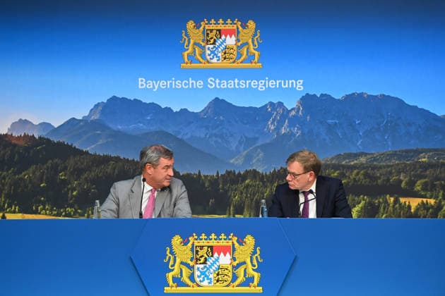v.li: Markus SOEDER (Ministerpraesident Bayern und CSU Vorsitzender), Johann Wadephul (Bundesaussenminister). Pressekonferenz nach Sitzung des Ministerrates in der im Prinz Carl Palais in Muenchen am 15.09.2026.