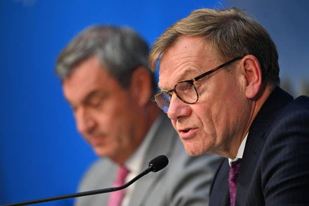 Johann Wadephul (Bundesaussenminister). hi:Markus SOEDER (Ministerpraesident Bayern und CSU Vorsitzender). Pressekonferenz nach Sitzung des Ministerrates in der im Prinz Carl Palais in Muenchen am 15.09.2026.