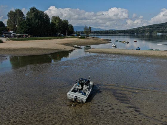 Poland s Zywiec Lake reservoir with low water levels as dry weat ZYWIEC, POLAND- SEPTEMBER 15: An aerial view of recreational boats on dry soil on the Zywiec water reservoir with low water levels due to the ongoing drought in Poland in Zywiec, Poland on September 15, 2026. Zywiec Lake is a reservoir on the Sola River in southern Poland. It was created in 1966, when several villages in the area were flooded following the construction of a dam. The central Eastern European country has been heavily affected by the intense European drought and high temperatures, with several water reservoirs at low water levels and rivers establishing records for low levels. Omar Marques Anadolu Zywiec Poland. Editorial use only. Please get in touch for any o  Copyright: x2026xAnadoluxOmarxMarquesx
